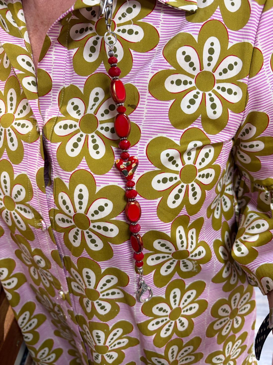 Lapel chatelaine - Red - Clip on