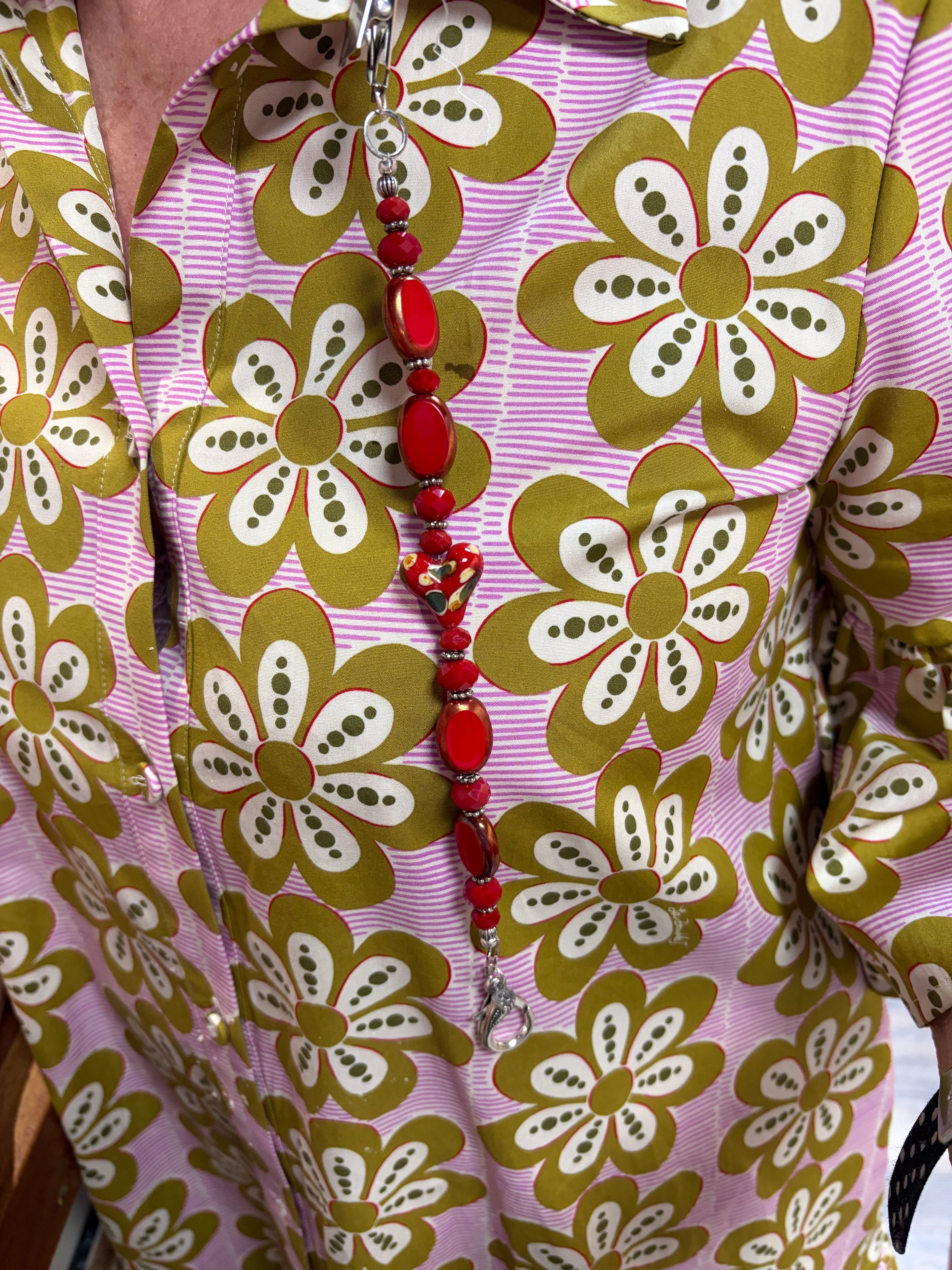 Lapel chatelaine - Red - Clip on