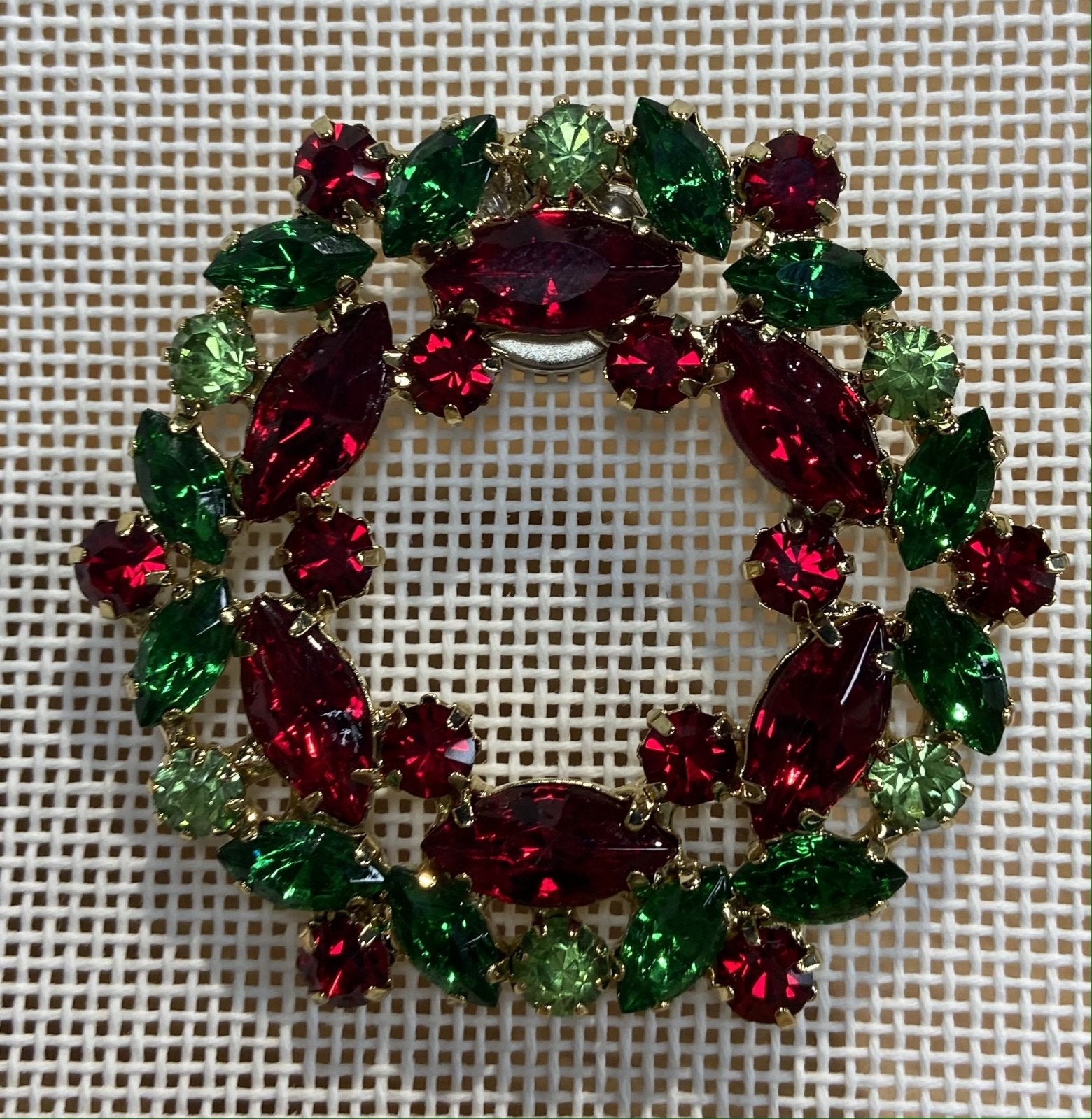 Wreath Needle Minder Magnet